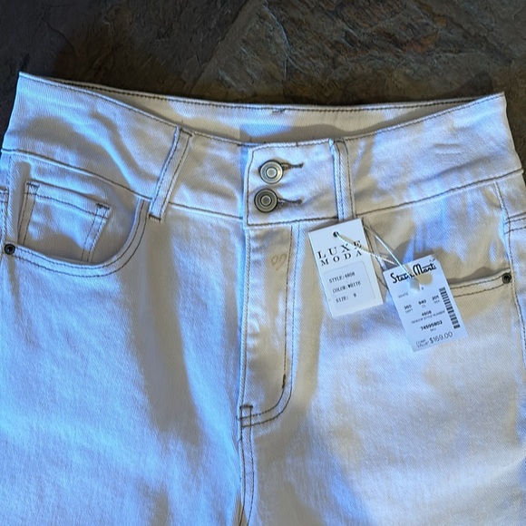 Fabulous Luxe Moda white jeans with zippers at bottom with incredible beading. 8 - Picture 2 of 6